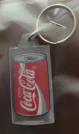 93239-1 € 2,50 coca cola sleutelhanger afb blikje met grijze streep enjoy.jpeg